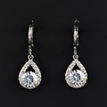 Boucles d'oreilles larmes en argent avec zircon central et halo de petits diamants brillants - Blanc