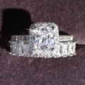 Set de anillos de lujo con corte de cojín y banda de pavé brillante en tono plata - Talla 5 / Combinación de Halo de Cojín Pavé Completo (R4573-R466A)
