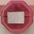 Anillo de hip hop chapado en oro con circonitas rectangulares en un joyero de terciopelo rosa - US 8 / Rosa oro