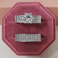 Elegantes silberfarbenes Brautring-Set mit rundem Hauptstein in rosa Samtbox - US 5 / Weiß