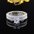 Set de anillos de lujo en plata con piedra redonda y banda pavé sobre fondo negro - Talla 5 / Juego de anillos clásicos de seis puntas (R5046A+R5046C)