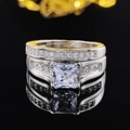 Conjunto de anillos de novia plateados con piedra cuadrada y cristales pavé brillantes - Talla 5 / Juego de anillos con halo de corte princesa (R4880A+R4880C)