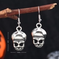 Macro de boucles d'oreilles tête de mort sur bois sec avec dimensions de 2cm sur 1,5cm - Tête de Mort Vintage Vieillie (WEH6261)