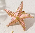 Dettaglio dell'anello a forma di stella marina dorata con smalto rosa e texture 3D - Oro d'imitazione rosa (X2413)