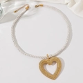 Boho-Seilkette mit großem goldenem Herzanhänger auf weißem Seidenhintergrund - Gold Weiß Seil Stil (WXL1320)
