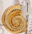 Detailansicht eines 5cm goldenen Nautilus-Anhängers an einer weißen gedrehten Kordelkette - Spiralmuschel-Anhänger / Gold Weiß Seil Stil (WXL1279)
