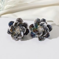 Pendientes de flores oscuras iridiscentes con cristal tallado sobre fondo de seda blanca - Pendientes de flores iridiscentes (WEH6108) / Un par / Negro