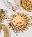 Detailaufnahme des 5,5 cm goldenen Sonnenanhängers mit Hammerschlag-Textur und Kordel - Gold Weiß Seil Stil (WXL1286)