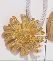 Makro-Detail des 6 cm goldenen Sonnenblumen-Anhängers mit geflochtenem Seil-Stil - Sonnenblumen-Deko / Gold Weiß Seil Stil (WXL1460)