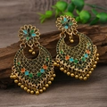 Makroaufnahme von Vintage-Boho-Ohrringen mit Emaille-Punkten und kleinen Metallglocken - See Blau Antikgold Gänseblümchen-Stil (weh5906)