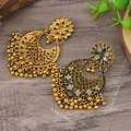 Detalle de pendientes bohemios de media luna dorada con campanillas y borlas largas - Gris Oro Antiguo (WEH5906)