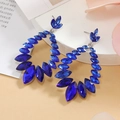 Gros plan de boucles d'oreilles larmes avec cristaux bleu foncé sur monture argent - Bleu (WEH2551)