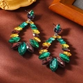 Détail macro de boucles d'oreilles vintage avec strass marquise colorés sur de la soie - Jaune Vert Brun (WEH2551)