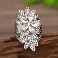 Makroaufnahme von Vintage-Silberring mit Kristallblätten und glitzernden Strasssteinen - Weiß Altsilber