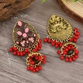 Vista detallada de pendientes Jhumka con esmalte floral y borlas rojas con medidas - Oro Antiguo Rojo (WEH5899)