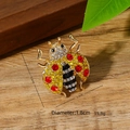Detail macro-opname van een kristallen lieveheersbeestje broche met afmetingen en gewicht - Geel Simulatie Goud (X2423)