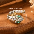 Detail van een slangring met wit emaille en groene edelsteen ogen inclusief de afmetingen - Wit Licht KC Goud (WR979)
