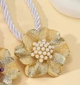 Goldener Blumen Vorhanghalter mit gebürsteten Metallblättern und weißem Perlenzentrum - Weiß Gold Weiß Seil Stil (WXL1464)