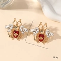Detail van luxe gouden insecten oorbellen met rood emaille en vleugels van kristal - Rood Simulatie Goud (WEH6201)
