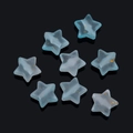Primer plano de cuentas de estrella azul claro mate de 5 mm con purpurina dorada para joyas - 100 Piezas/Paquete / Azul