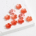 Makroaufnahme von 3D-Kirschblütenperlen für DIY-Schmuck in Rosa- und Orangetönen - Verlauf Orangerot