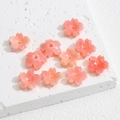 Detailansicht der rosa Kirschblüten-Harzperlen für DIY-Schmuck und Haarschmuck-Zubehör - Farbverlauf Karminrot