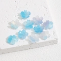 Makroaufnahme von Kirschblüten-Perlen in Blau und Weiß für DIY-Schmuckherstellung - Lichtblau-violett