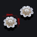 Detalle de pendiente de flor 20mm con pétalos de nácar y centro de perla y cristal - Estilo Floral de Laca Perlada Blanca / 20x20mm / Blanco