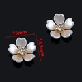 Detalle de los pendientes de flor de perla de 15mm con cristal engastado en garra dorada - Estilo Flor de Cerezo Blanco / 15x14.5mm / Blanco