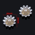 Detalle de dije de margarita 20mm con perla y diamantes para joyería artesanal - Estilo Margarita Blanca / 20mm / Blanco