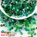 Vista macro de cuentas de cristal verde facetadas de 4mm para creación de joyas DIY - Verdor Vibrante