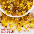Detalle macro de cuentas de cristal amarillo de 4mm con agujero de 1mm para joyas - Costa Dorada