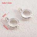 Makroaufnahme von Vintage-Silber-Schmuckanhängern mit Perlenstruktur und 1,5-mm-Loch - 10 Stück/Packung / Silber