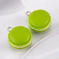 Grüne Makronen-Anhänger aus Harz für DIY-Schmuck mit Creme-Details und Silberringen - Grün