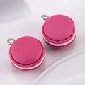 Leuchtend rosarote Makronen-Anhänger aus Harz mit Silberringen für DIY-Schmuck - Fuchsia