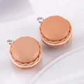 Hellbraune Harz-Macaron-Anhänger mit weißer Creme-Füllung und silbernen Metallschlaufen - Braun