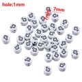 Cuentas blancas de acrílico con cruz 7mm abalorios sueltos para joyería DIY y pulseras - 50 Piezas/Bolsa / Cuentas blancas redondas planas con cruz negra