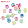 Cuentas de letras acrílicas de colores macaron para creación de joyas DIY y brazaletes - 50 Piezas/Bolsa / Cuentas de alfabeto redondas planas de colores mezclados