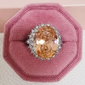 Luxe ring met ovale champagne edelsteen en zirkonia halo in een roze juwelendoos - US 6 / Oranje