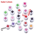 Cuentas de acrílico blanco de 7mm con tréboles de colores para joyería artesanal - 50 Piezas/Bolsa / Blanco con Trébol de Color