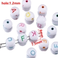 Cuentas de letras acrílicas blancas para joyería DIY de 8mm con agujero de 1,2mm - 50 Piezas/Bolsa / Cuentas blancas con alfabetos de colores