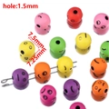 Cuentas acrílicas de colores con caras emoji para joyas DIY, 7,5 mm diámetro, agujero 1,5 mm - 50 Piezas/Bolsa / Cuentas redondas de colores mezclados con smiley negro