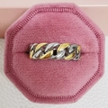 Zweifarbiger Gliederkettenring in Gold und Silber auf einer rosa Samt-Schmuckschatulle - US 7 / Gold und Silber Zweifarbig