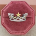 Sternenkrone-Ring mit gelbem Asscher-Stein in einer rosa Schmuckschatulle - Größe 9 / Gelb