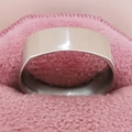 Klassischer silberner breiter minimalistischer Ring in einer weichen rosa Samt-Box - US 6 / Silber