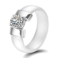 Dettaglio anello in ceramica bianca con gemma rotonda brillante e montatura a 4 griffe - US 6 / Bianco+Argento