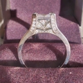 Anello di fidanzamento scintillante con zircone quadrato in argento su velluto viola - US 6 / Bianco