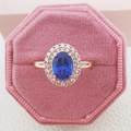 Eleganter roségoldener Ring mit ovalem Saphir in einer rosa Samtschmuckschatulle - US 6 / Saphirblau