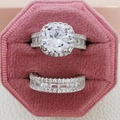 Dettaglio del set di anelli in zircone quadrato in elegante scatola di velluto rosa - US 6 / Bianco Argento
