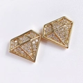 Nahaufnahme von vergoldeten Ohrsteckern mit Zirkonia-Besatz in Diamantform-Design - Gold